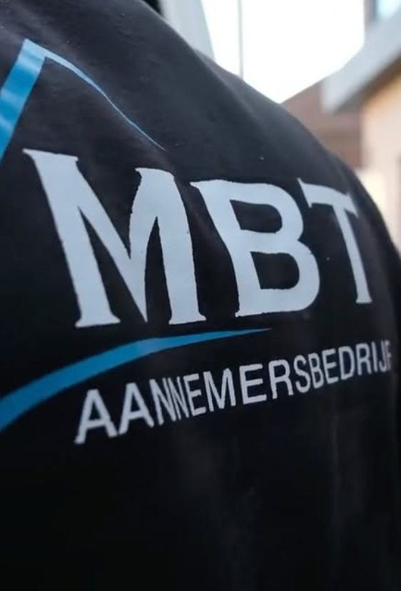 Moderne aanbouw aan woning met veel glaswerk - woninguitbreiding realisatie